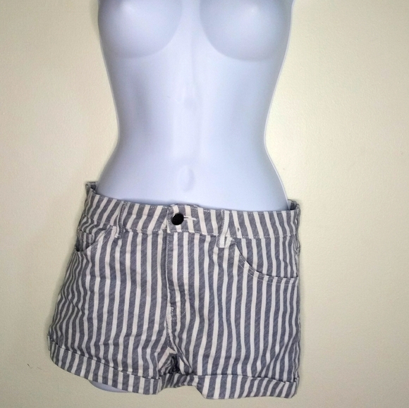 H&M 5-pocket gray and white striped shorts - Picture 7 of 10